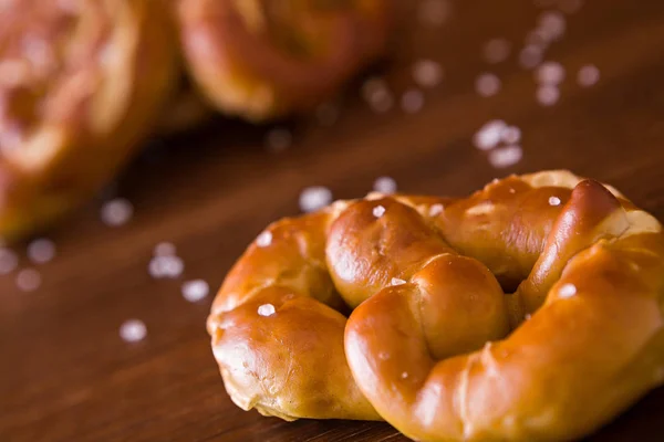 Closeup de pretzel cozido salgado — Fotografia de Stock