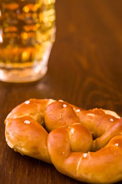 Closeup de pretzel cozido salgado e cerveja lager — Fotografia de Stock