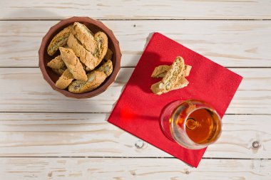 İtalyan cantucci bisküvi ve vin santo kırmızı bir peçete şarap