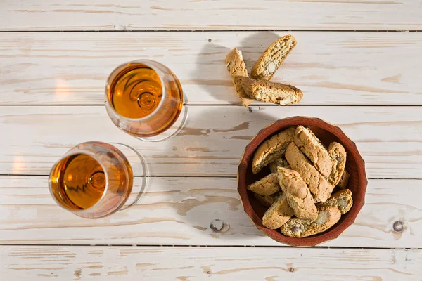 Італійський cantucci печиво і дві склянки вино vin santo — стокове фото