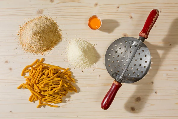 Passatelli pâtes italiennes originales et ingrédients sur un bois — Photo