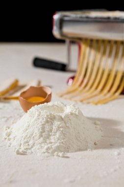 Tagliatelle makarna için malzemeler