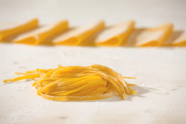 Closeup de macarrão tagliatelle fresco não cozido — Fotografia de Stock