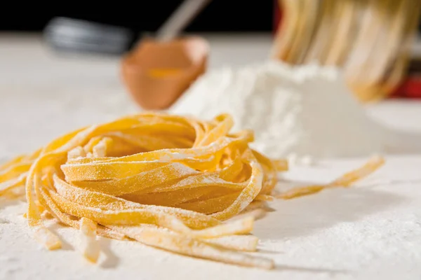 Closeup of tagliatelle pasta and its ingredients — Stock Photo, Image