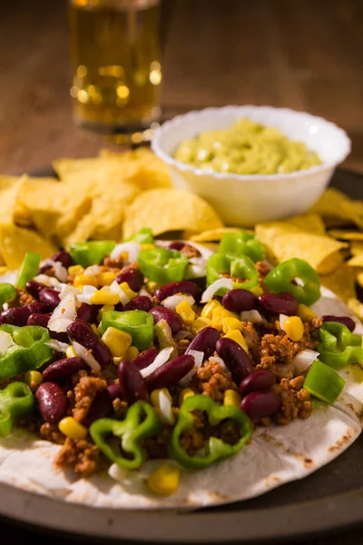 Nahaufnahme mexikanischer Tortillas mit Fleisch, roten Bohnen, Jalapeño Pepp — Stockfoto