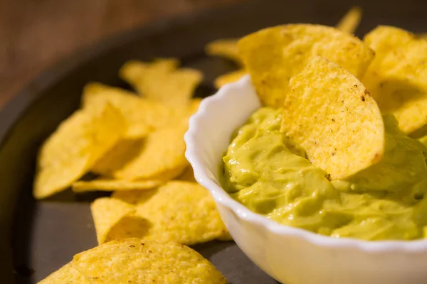 Primer plano de salsa guacamole y nachos chips — Foto de Stock