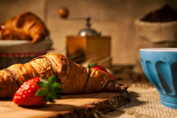 Närbild av en kontinental frukost med croissant och en kopp m — Stockfoto