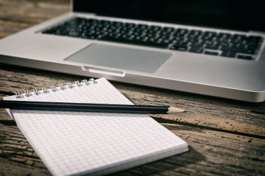 Office iş istasyonu dizüstü bilgisayar, not defteri ve kalem