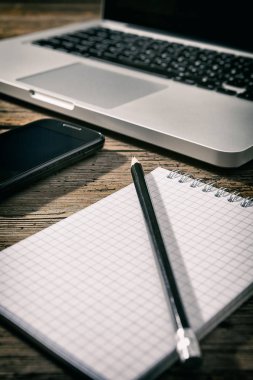 Office iş istasyonu dizüstü bilgisayar, smartphone, not defteri ve kalem