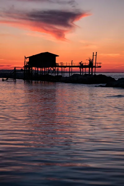 Stilt casa em silhueta sobre o mar — Fotografia de Stock