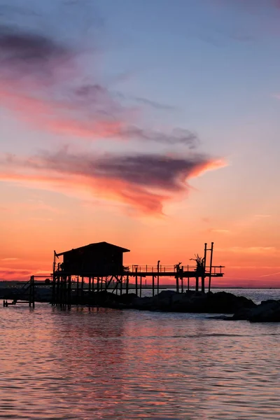 Stilt casa em silhueta sobre o mar — Fotografia de Stock