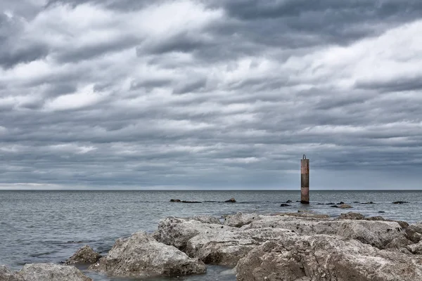 Облачный день перед морем — стоковое фото