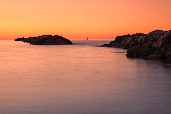 Pôr-do-sol laranja em frente ao mar — Fotografia de Stock