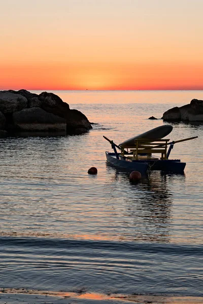Pedalo ancorat în mare chiar înainte de răsăritul soarelui — Fotografie, imagine de stoc