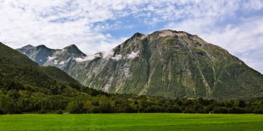 Andalsnes Norveç'te yakınındaki dağların panoramik görünüm