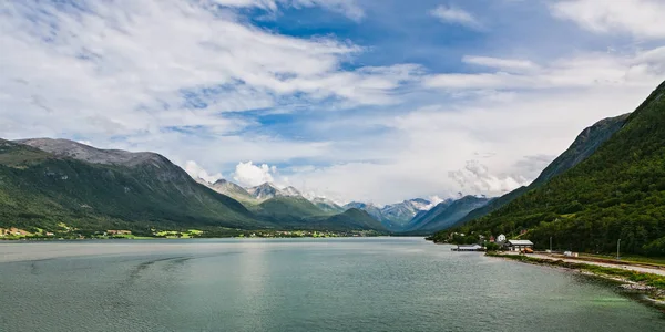 Vedere panoramică a Romsdalsfjorden și a munților din Norvegia — Fotografie, imagine de stoc