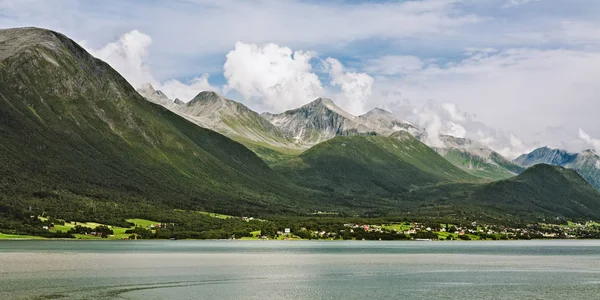 Vista panorámica de las montañas a lo largo del Romsdalsfjorden en Noruega — Foto de Stock