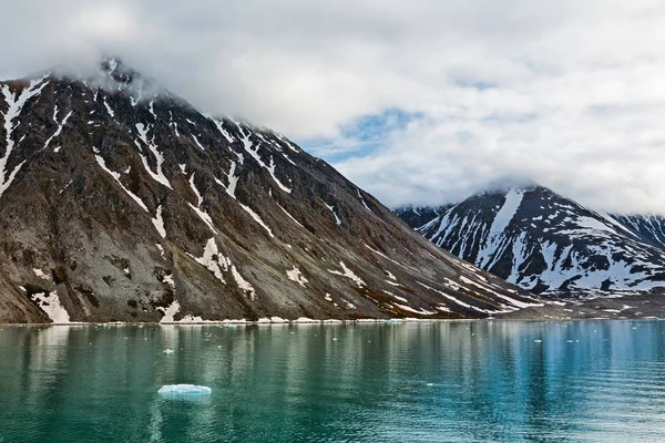 Madeira serrada em Svalbard Islands, Noruega — Fotografia de Stock