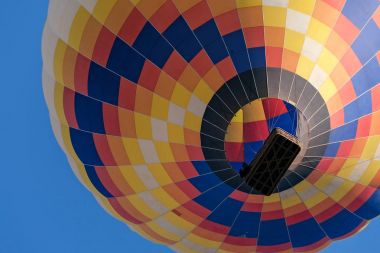 Renkli bir sıcak hava balonu aşağıdan görülen uçuş closeup