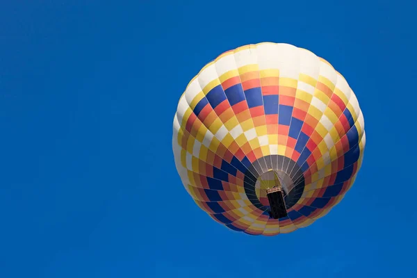 Renkli sıcak hava balonu aşağıdan görülen uçuş — Stok fotoğraf
