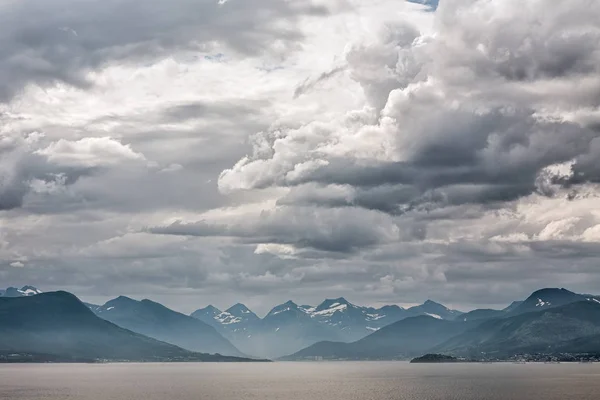 A lo largo del Romsdalsfjorden cerca de Andalsnes, Noruega — Foto de Stock