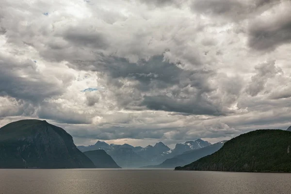 De-a lungul Romsdalsfjorden lângă Andalsnes, Norvegia — Fotografie, imagine de stoc