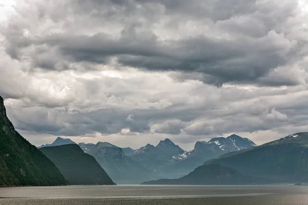 A lo largo del Romsdalsfjorden cerca de Andalsnes, Noruega — Foto de Stock