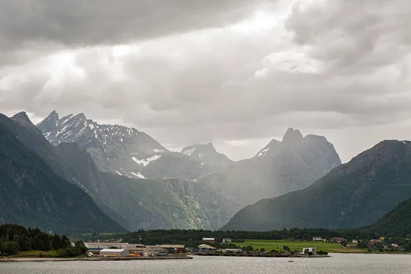 A lo largo del Romsdalsfjorden cerca de Andalsnes, Noruega — Foto de Stock