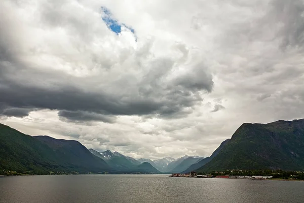 A lo largo del Romsdalsfjorden cerca de Andalsnes, Noruega — Foto de Stock