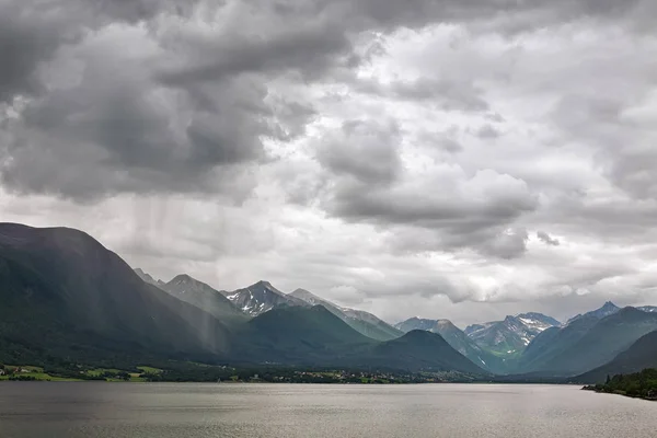 A lo largo del Romsdalsfjorden cerca de Andalsnes, Noruega — Foto de Stock