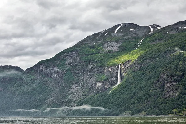 Geiranger la capătul Sunnylvsfjorden, Norvegia — Fotografie, imagine de stoc
