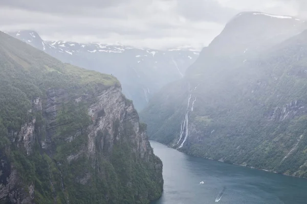 Geiranger, a végén a Sunnylvsfjorden, Norvégia — Stock Fotó