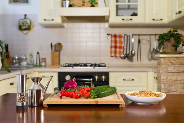 Ganze Farfalle-Nudeln mit Zucchini, Kirschtomaten und roten Zwiebeln — Stockfoto