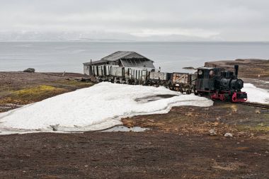 Eski sanayi tren ve Ny Alesund, Svalbard Adaları kulübede
