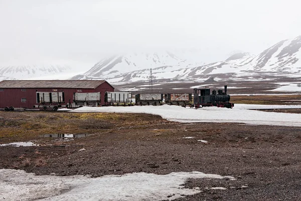 Antiguo tren y cabaña en Ny Alesund, Islas Svalbard — Foto de Stock