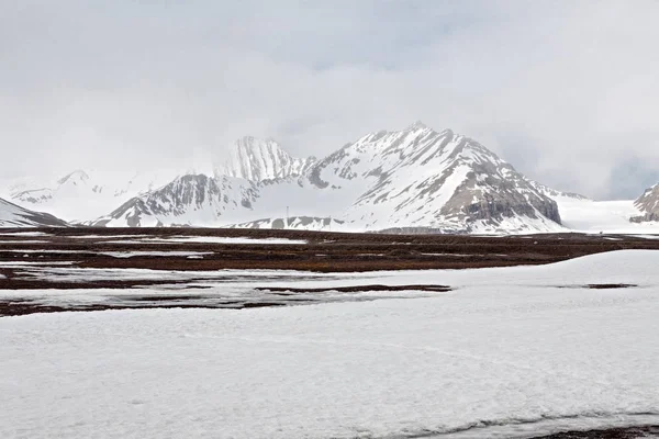 Ny Alesund, Svalbard Adaları içinde karlı dağlar — Stok fotoğraf