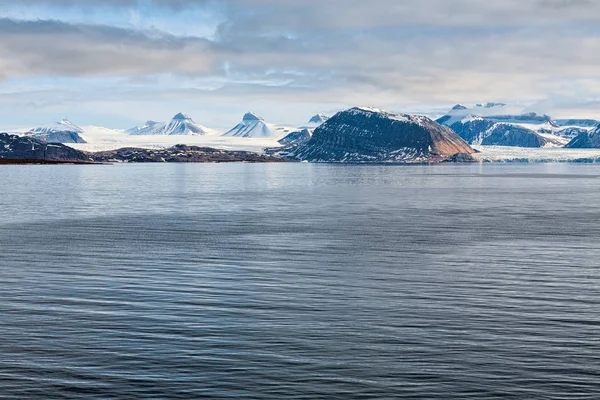 Góry i lodowiec na wyspach Svalbard — Zdjęcie stockowe