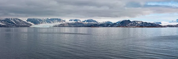 Горный хребет и ледник на Шпицбергенских островах — стоковое фото