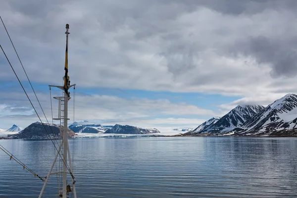 Gunung dan gletser di pulau Svalbard, Norwegia — Stok Foto