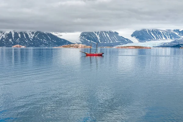 Gleccser, a hegyek és a vitorlás hajó Svalbard-szigeteken — Stock Fotó