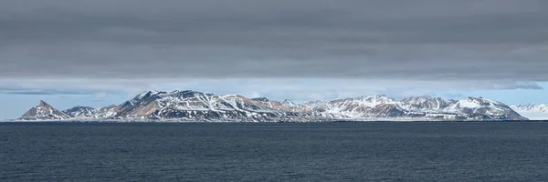 Gama montană în insulele Svalbard, Norvegia — Fotografie, imagine de stoc