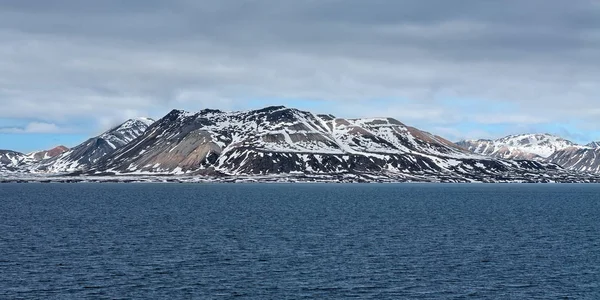 Гірський хребет на островах Шпіцберген (Норвегія). — стокове фото