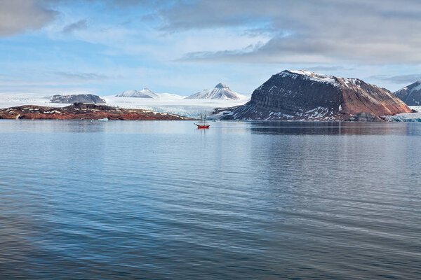 Glacier and mountains in Svalbard islands, Norway — Stock Image Glacier and mountains in Svalbard islands, Norway — Stock Photo, Image