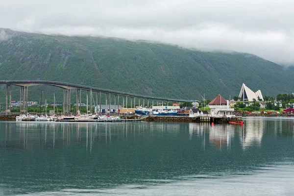 Kathedrale und Brücke in Tromso, Norwegen — Stockfoto