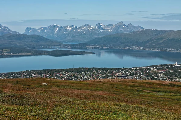 Vedere montană și fiord în Tromso, Norvegia — Fotografie, imagine de stoc