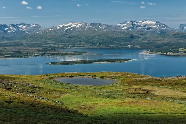 Hory, fjord a jezero v Tromso, Norsko — Stock fotografie