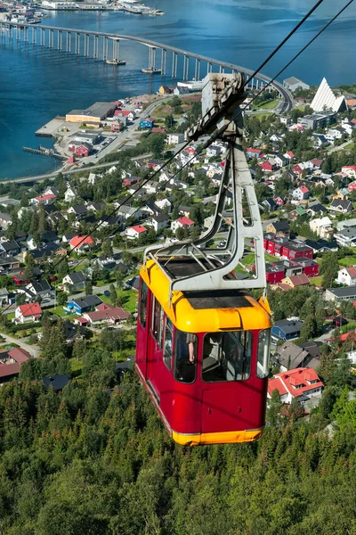 Teleférico sobre la ciudad de Tromso, Noruega — Foto de stock gratuita