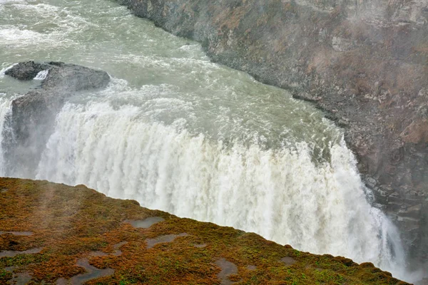 Close-up van Gullfoss waterval in een bewolkte dag — Stockfoto