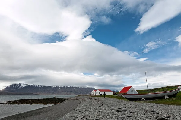 Casas y barcos en Vigur island, Islandia — Foto de Stock