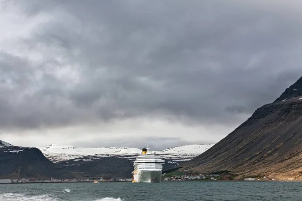 크루즈 선박을 Isafjordur, 아이슬란드에서 중지 — 스톡 사진